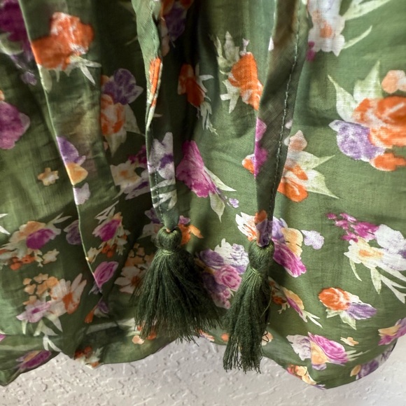 NWT Fate Green Floral Blouse with Ruffle Details Size Medium - Picture 6 of 9